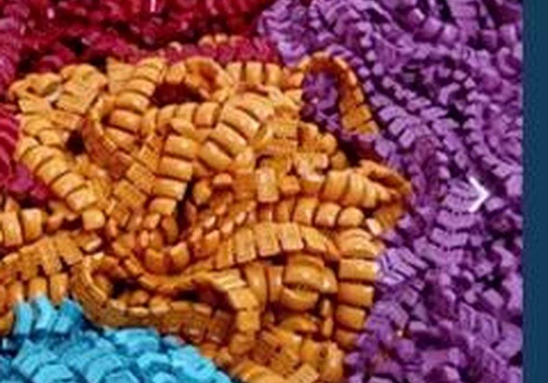 Peças com acabamentos em roxo e azul